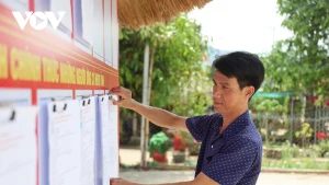 Des représentants de la commune de Duc Nong inspectent l'affichage de la liste des candidats. Photo : VOV.