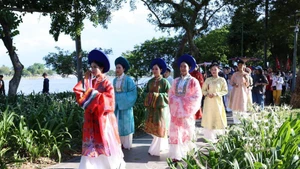 Les activités organisées dans le cadre de l'Année nationale du tourisme de Hué 2025 ont attiré un grand nombre de touristes. Photo : VNA.