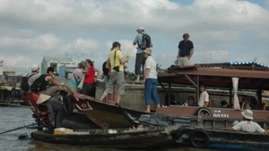 Des touristes étrangers visitent le marché flottant de Cai Rang, à Can Tho.