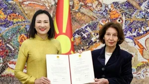 L'ambassadrice du Vietnam, Nguyen Thi Minh Nguyet, présente les lettres de créance du président de la République Luong Cuong à la présidente de la Macédoine du Nord, Gordana Siljanovska-Davkova. Photo: baoquocte
