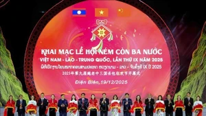 Lors de l'ouverture du 9ᵉ Festival de lancer de “còn” (balles de tissu) réunissant le Vietnam, le Laos et la Chine, placé sous le thème : « Solidarité, amitié – Attachement frontalier – Développement commun ». Photo : VNA.