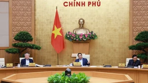 Le Premier ministre Pham Minh Chinh préside la réunion thématique du gouvernement sur les huit décrets guidant la mise en œuvre de la Résolution n° 222/2025/QH15 de l'Assemblée nationale. Photo: VNA