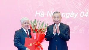 Le secrétaire général du Parti, Tô Lâm (droite) félicite Do Van Chien qui vient d'être nommé au poste de secrétaire adjoint permanent du Comité du Parti à l’Assemblée nationale. Photo: VNA
