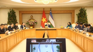 La réunion en ligne entre le vice-Premier ministre Tran Hong Ha et son homologue ouzbek, Jamshid Khodjaev, le 9 février. Photo: baochinhphu.vn