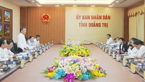 Le vice-président du Comité populaire provincial de Quang Tri, Le Duc Tien, assure que Quang Tri s'engage à accompagner les investisseurs tout au long des phases d'étude et de mise en œuvre du projet. Photo: NDEL