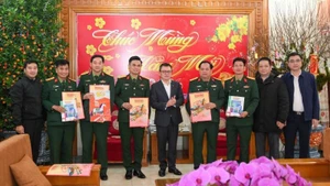 une délégation du journal Nhân Dân (le Peuple) se rend à la Division 325 afin de présenter ses vœux du Têt. Photo: NDEL