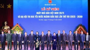 La célébration de la Journée des enseignants vietnamiens (20 novembre) et du VIIIᵉ Congrès d’émulation patriotique du secteur de l’éducation à l’Université pédagogique de Hanoï. Photo: VNA