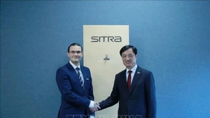 Nguyen Duy Ngoc (à droite), membre du Politburo, président de la Commission de contrôle du du Comité central du Parti lors de sa visite du Fonds finlandais pour l’innovation SITRA. Photo : VNA