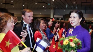L’épouse du secrétaire général, Ngo Phuong Ly, et des Vietnamiens en Finlande. Photo: VNA