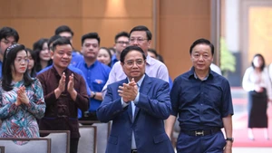 Le Premier ministre Pham Minh Chinh lance un mouvement d'émulation intensif en l'honneur du XIVe Congrès du Parti. Photo: NDEL