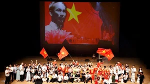 Programme artistique spécial « Fiers de notre Patrie » à Osaka au Japon. Photo: NDEL