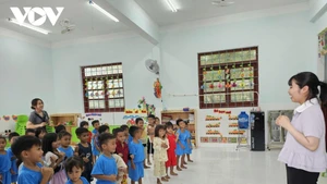 Les enseignantes qui donnent des cours de chant à des enfants, sont principalement issus des minorités ethniques Bana et Cham, à la maternelle de Canh Tien dans la commune de Canh Vinh. Photo : VOV