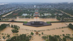 Une partie de la Cité impériale de Huê est encerclée par les eaux de crue ce matin, le 28 octobre. Après avoir atteint son pic hier soir, le niveau de la rivière Huong (Parfum) a baissé lentement, mais la zone de la Cité impériale est encore submergée par plus d'un mètre d'eau. Photo: vnexpress
