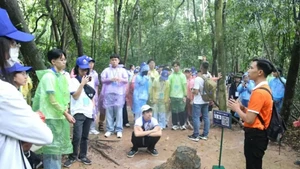 De nombreux jeunes et étudiants vietnamiens d'outre-mer étaient très enthousiastes à l'idée de visiter le site des Tunnels de Cu Chi. Photo: Thanh Long