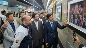 L'ambassadeur Nguyen Luong Ngoc présente les photos exposées aux délégués présents à la cérémonie d'ouverture. Photo : Ambassade du Vietnam en Iran