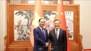 Le vice-président de l'Assemblée nationale du Vietnam, Trân Quang Phuong (gauche), et Zhang Qingwei, vice-président du Comité permanent de l'Assemblée populaire nationale (APN) de Chine. Photo: VNA.