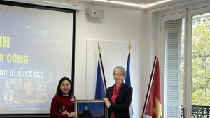 Dinh Thi Lua, vice-secrétaire permanente du Comité provincial du Parti de Ninh Binh (gauche), et Géraldine Lemblé, directrice générale adjointe du MEDEF. Photo: VNA