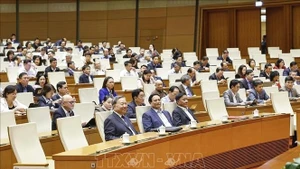 Le secrétaire général du PCV To Lam, le Premier ministre vietnamien Pham Minh Chinh et les députés présents à la réunion. Photo : VNA.