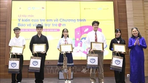 Nguyên Thi Thanh Hoa, présidente de l'Association vietnamienne pour la protection des droits de l'enfant, remet des cadeaux aux enfants participant au programme. Photo: VNA