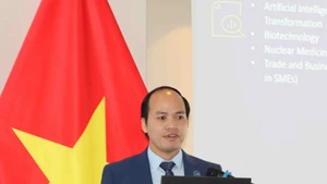 Phung Quoc Tri, président de l’Association des intellectuels vietnamiens en Belgique-Luxembourg (ViLaB), au séminaire. Photo : VNA.