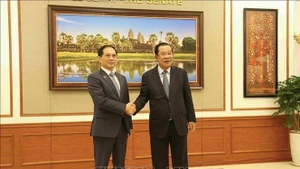 Le vice-Premier ministre vietnamien Bui Thanh Son (à gauche) et le président du Sénat cambodgien et président du Parti du peuple cambodgien (PPC), Samdech Techo Hun Sen. Photo : VNA