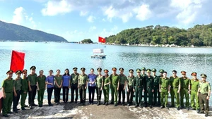 Les délégués venus d’organes différents participent au programme de visite du site historique du monument du « Navire sans numéro de Vung Ro ».