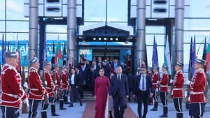 Cérémonie d’adieu en l’honneur du secrétaire général du Parti Tô Lâm et de son épouse à l’aéroport international de Sofia. Photo: VNA