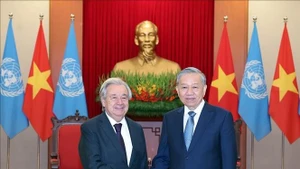 Le secrétaire général du Parti communiste du Vietnam (PCV), To Lam (à droite), reçoit le secrétaire général des Nations Unies, Antonio Guterres. Photo : VNA.