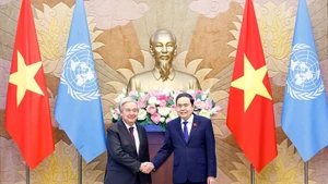 Le président de l'Assemblée nationale du Vietnam, Tran Thanh Man (droite), rencontre le Secrétaire général des Nations Unies, Antonio Guterres. Photo : VNA.