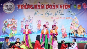 Un numéro artistique interprété par les enfants vietnamiens vivant à Buldapest. Photo : VNA