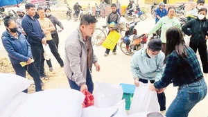 Les habitants de la commune de Van Nham, dans la province de Lang Son, reçoivent du riz. Photo : NDEL.