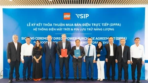 Les représentants de VSIP et de LEGO Manufacturing Vietnam ont échangé l'accord d'achat d'électricité entre les deux parties. Photo : Le Minh.