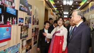 Le secrétaire général Tô Lâm rend visite à l'École maternelle Kyongsang. Photo: VNA