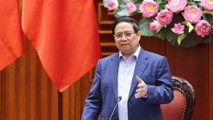 Le Premier ministre Pham Minh Chinh préside une réunion de la Permanence du gouvernement visant à évaluer la situation et à mettre en œuvre de mesures urgentes pour remédier aux conséquences du typhon n°11 (Matmo) et des inondations qui ont suivi. Photo : VNA.