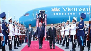 Le secrétaire général du Parti communiste du Vietnam, To Lam, est arrivé à 6h30 (heure locale), à l'aéroport international de Pyongyang pour entamer sa visite d’État en République populaire démocratique de Corée. Photo : VNA.