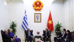 Le vice-Premier ministre Ho Quoc Dung (droite) reçoit le premier vice-président du Parlement hellénique, Ioannis Plakiotakis. Photo: VNA