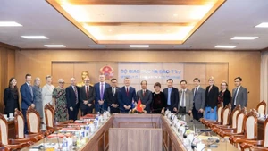 Lors de la cérémonie de signature d'un accord entre de grandes universités australiennes et le Département de la coopération internationale du ministère de l'Éducation et de la Formation du Vietnam, dans le cadre du projet 89 visant à renforcer les capacités des enseignants et du personnel d'encadrement des établissements d'enseignement supérieur. Photo : Ambassade d'Australie.