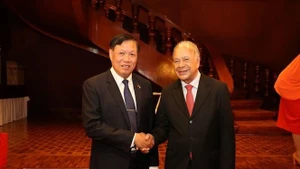 Le vice-ministre vietnamien de la Santé, Dô Xuân Tuyên (à gauche) et le secrétaire général du Parti travailliste mexicain, Alberto Anaya Gutiérrez. Photo : VNA