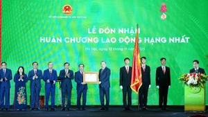 Le Secrétaire général Tô Lâm remet l'Ordre du Travail, première classe, au ministère de l'Agriculture et de l'Environnement. Photo: NDEL