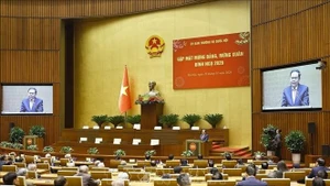 Le président de l'Assemblée nationale, Tran Thanh Man, a présidé le 28 janvier une réunion avec d'anciens dirigeants de l'Assemblée nationale. Photo : VNA.