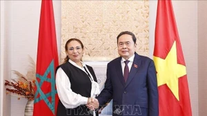 Le président de l’Assemblée nationale du Vietnam, Tran Thanh Man serre la main de la présidente du Groupe d’amitié parlementaire Maroc-Vietnam, Lubna Srhiri. Photo : VNA.