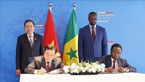 Le président de l'Assemblée nationale du Vietnam, Tran Thanh Man, et le Premier ministre sénégalais, Ousmane Sonko, assistent à la signature d'un protocole d'accord sur le commerce du riz entre le ministère vietnamien de l'Industrie et du Commerce et le ministère sénégalais de l'Industrie et du Commerce. Photo : VNA