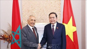 Le président de l’Assemblée nationale du Vietnam, Trân Thanh Mân (à droite) serre la main du président de l’Association d’amitié Maroc-Vietnam, Mustapha El Ktiri. Photo : VNA