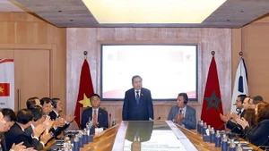 Le président de l'Assemblée nationale, Tran Thanh Man, assiste à la table ronde politique pour la promotion de la coopération entre le Vietnam et le Maroc. Photo : VNA
