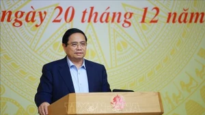 Le Premier ministre Pham Minh Chinh, chef Comité national de pilotage chargé de la mise en œuvre de la Résolution n°68-NQ/TW du Bureau politique sur le développement de l’économie privée s'exprime lors de la réunion. Photo : VNA.