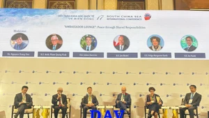 Des ambassadeurs à la session spéciale « Dialogue entre ambassadeurs – Partager les responsabilités pour la paix » dans le cadre de la 17e conférence internationale sur la Mer Orientale dans la matinée du 4 novembre à Da Nang. Photo : kinhtedothi.vn