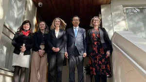 L'ambassadeur vietnamien en Australie, Pham Hung Tam, et Karen Sandercock, secrétaire adjointe par intérim du ministère australiende l’Éducation. Photo: baoquocte