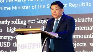Le vice-Premier ministre Nguyen Chi Dung prend la parole lors de la cérémonie d'inauguration de l'usine Coherent, dans le parc industriel de Nhon Trach 1, province de Dong Nai. Photo: NDEL