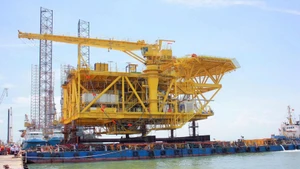 La Société par actions de Services Techniques Pétroliers du Vietnam (PTSC) livre des produits à son client Hoang Long JOC dans le cadre du projet Te Giac Trang. Photo: NDEL