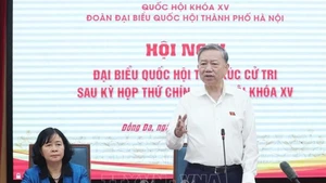 Le secrétaire général du Comité central du Parti communiste du Vietnam To Lam rencontre des électeurs de Hanoï. ¨Photo : VNA